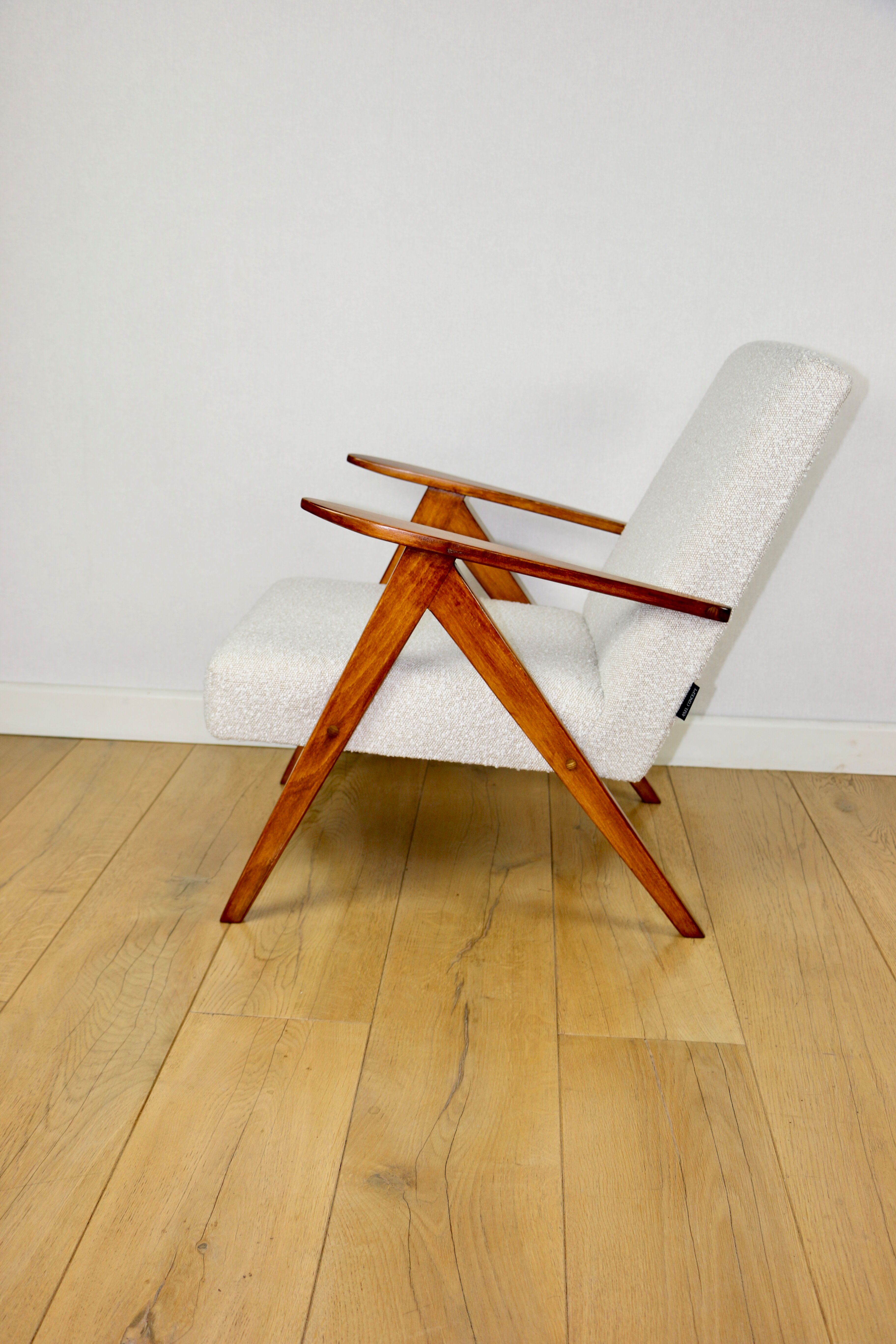 Vintage armchair B-310 VAR white structural boucle 1970s - beech-coloured wood
