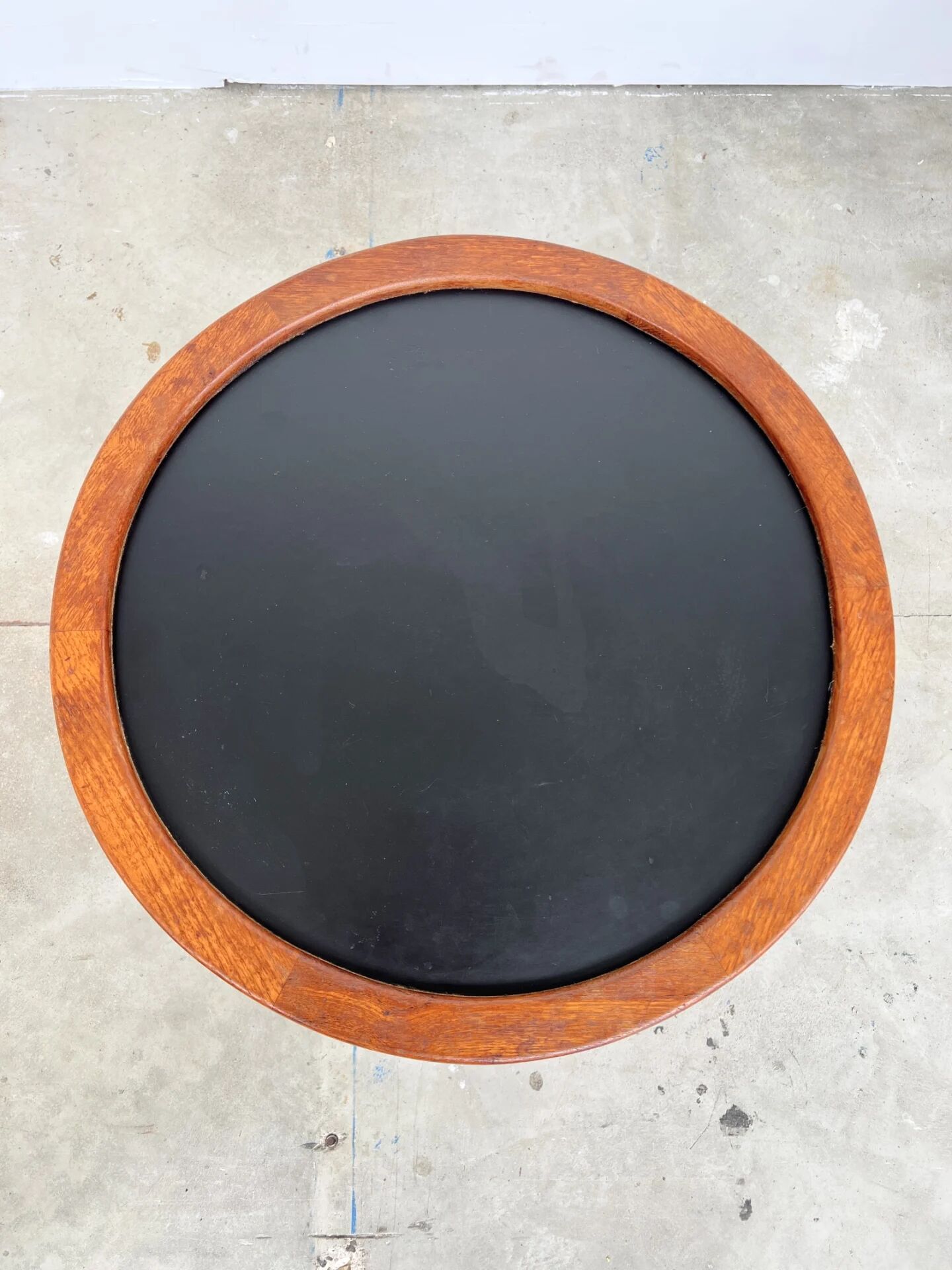 Duo of round coffee tables with a reversible top — Crossed base