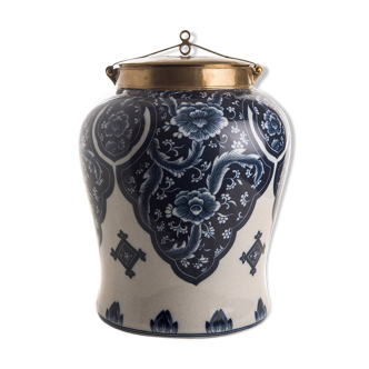 Blue and white condiment pot