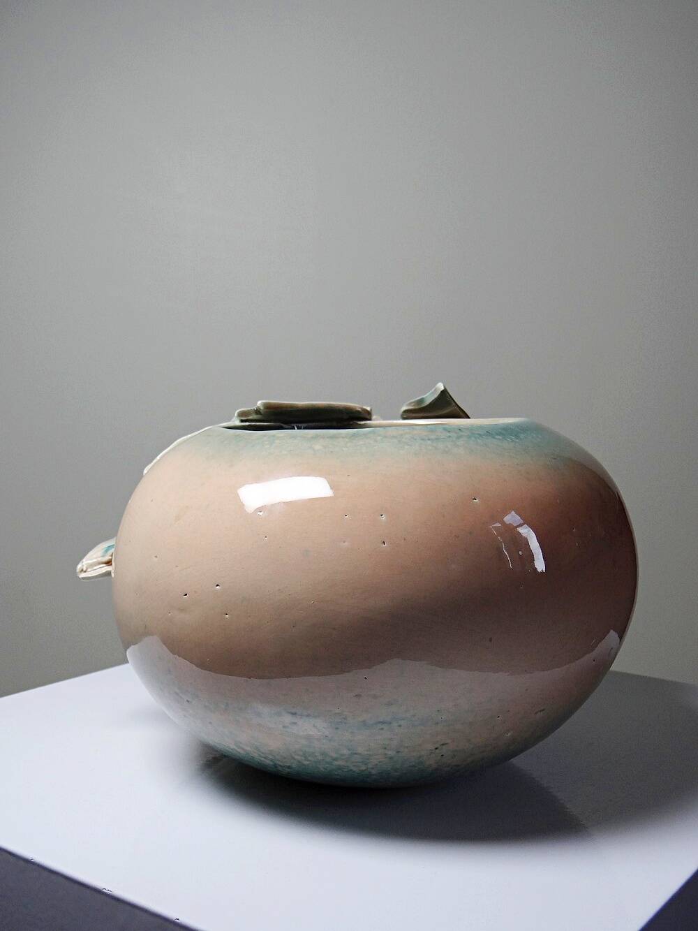 Vase boule décor relief floral en céramique artisanale signé Dina