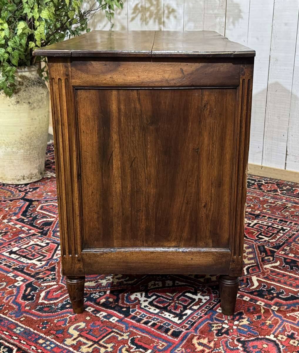 Louis XVI commode from the 18th century in walnut.