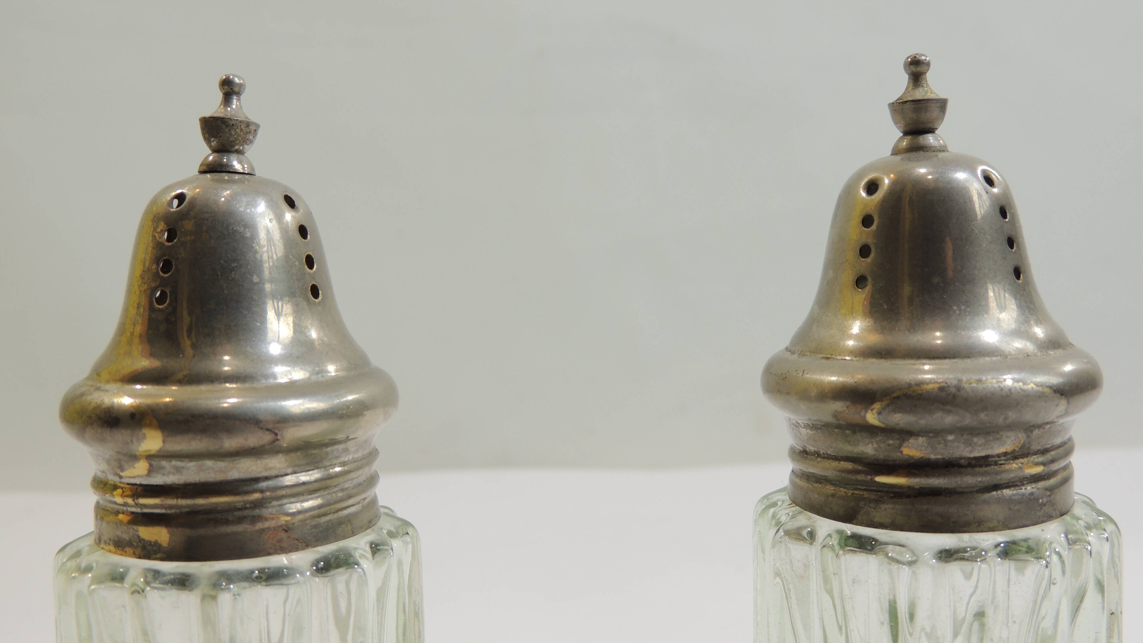 set of 2 condiment dispensers / salt shakers / pepper shakers / sugar bowls / shakers