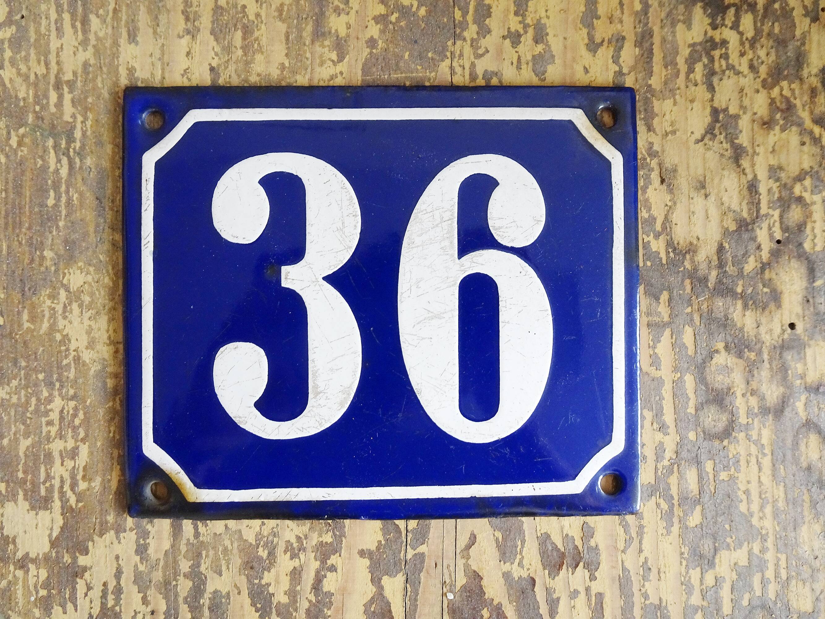 Plaque d’immatriculation de la vieille maison en bleu blanc, panneau en émail numéro 36