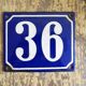 Plaque d’immatriculation de la vieille maison en bleu blanc, panneau en émail numéro 36