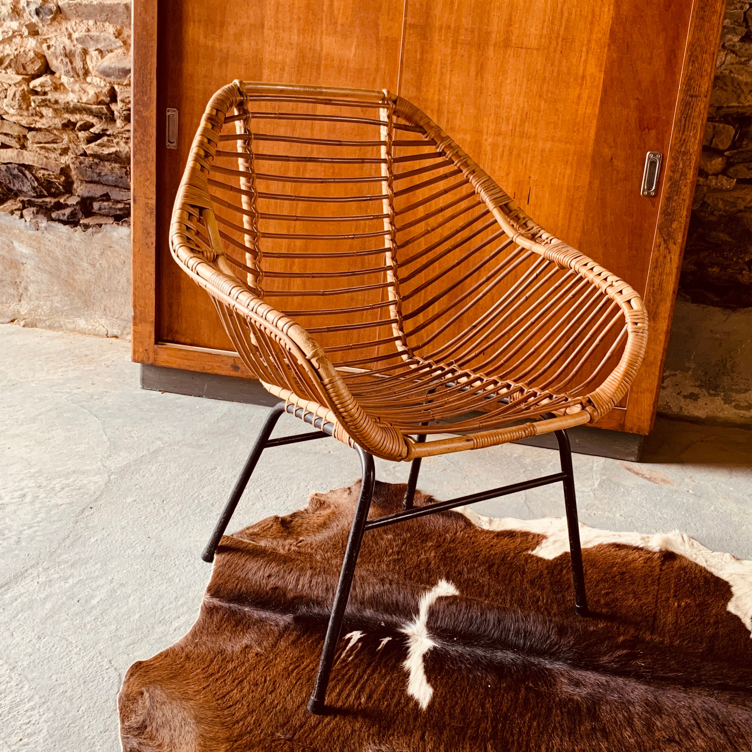 Rattan armchair and black metal base 1960