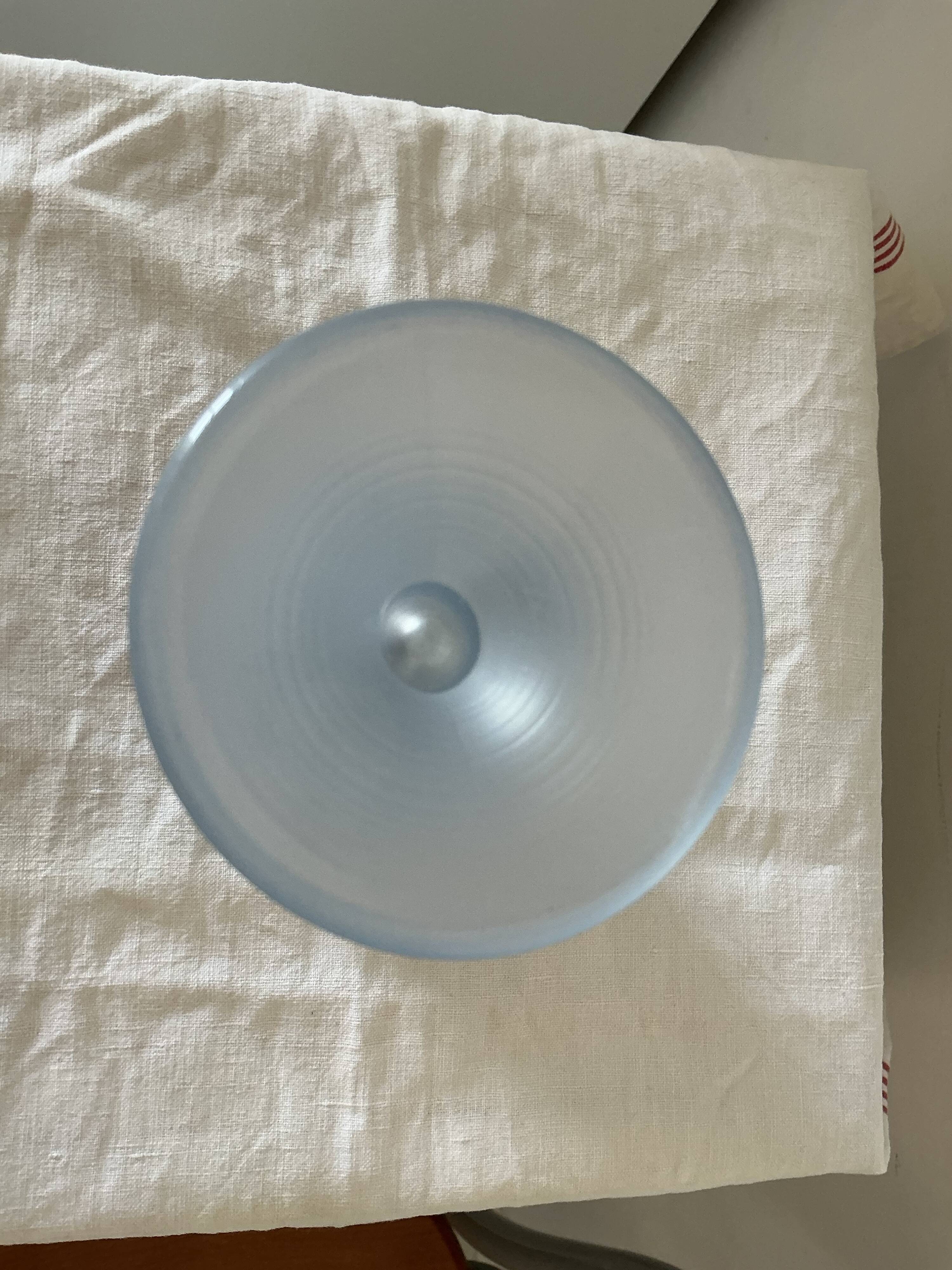 Verre moulé , couleur bleu opaline