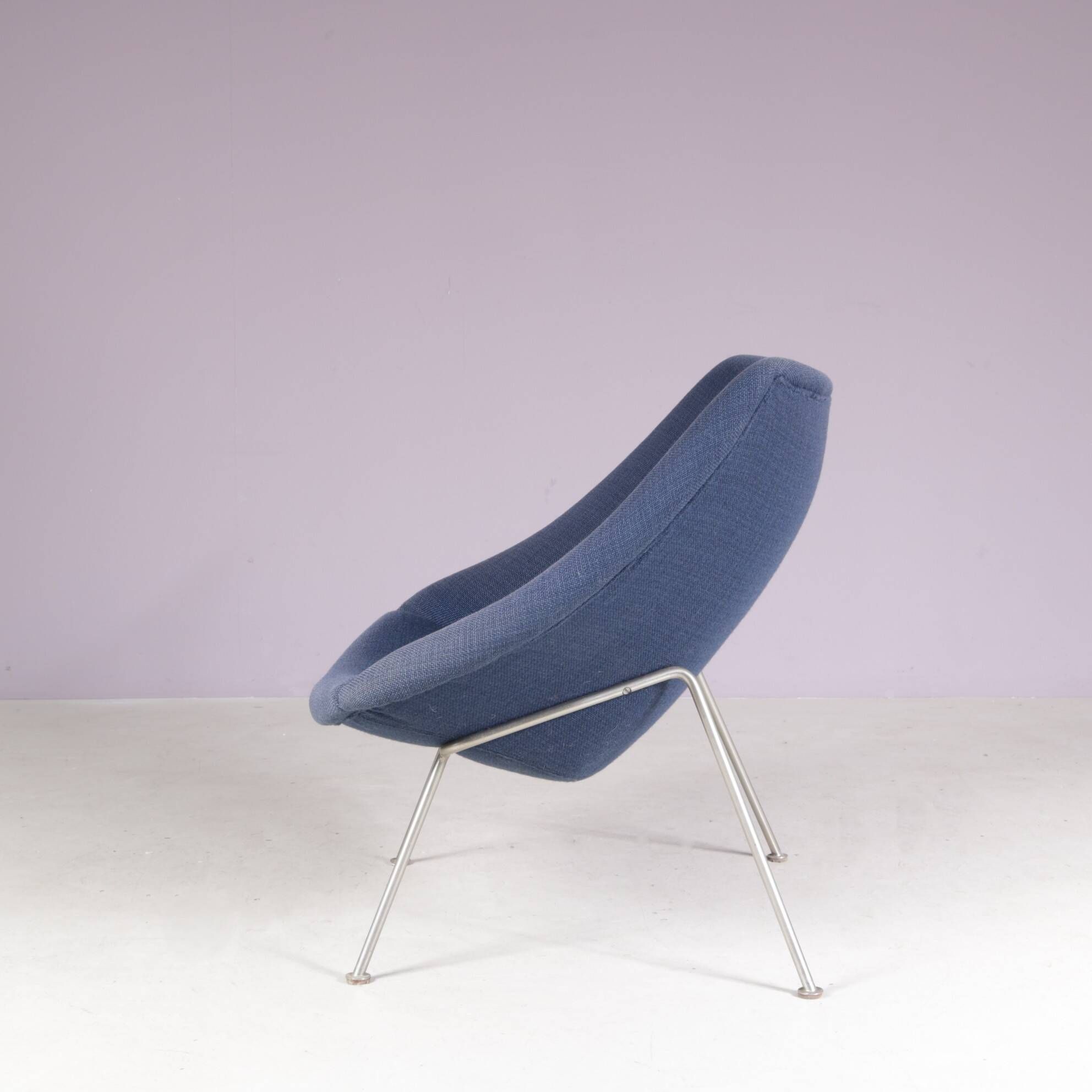 Fauteuil à huître pour femme des années 1950 sur base en chrome mat avec rembourrage bleu par