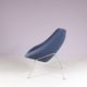 Fauteuil à huître pour femme des années 1950 sur base en chrome mat avec rembourrage bleu par