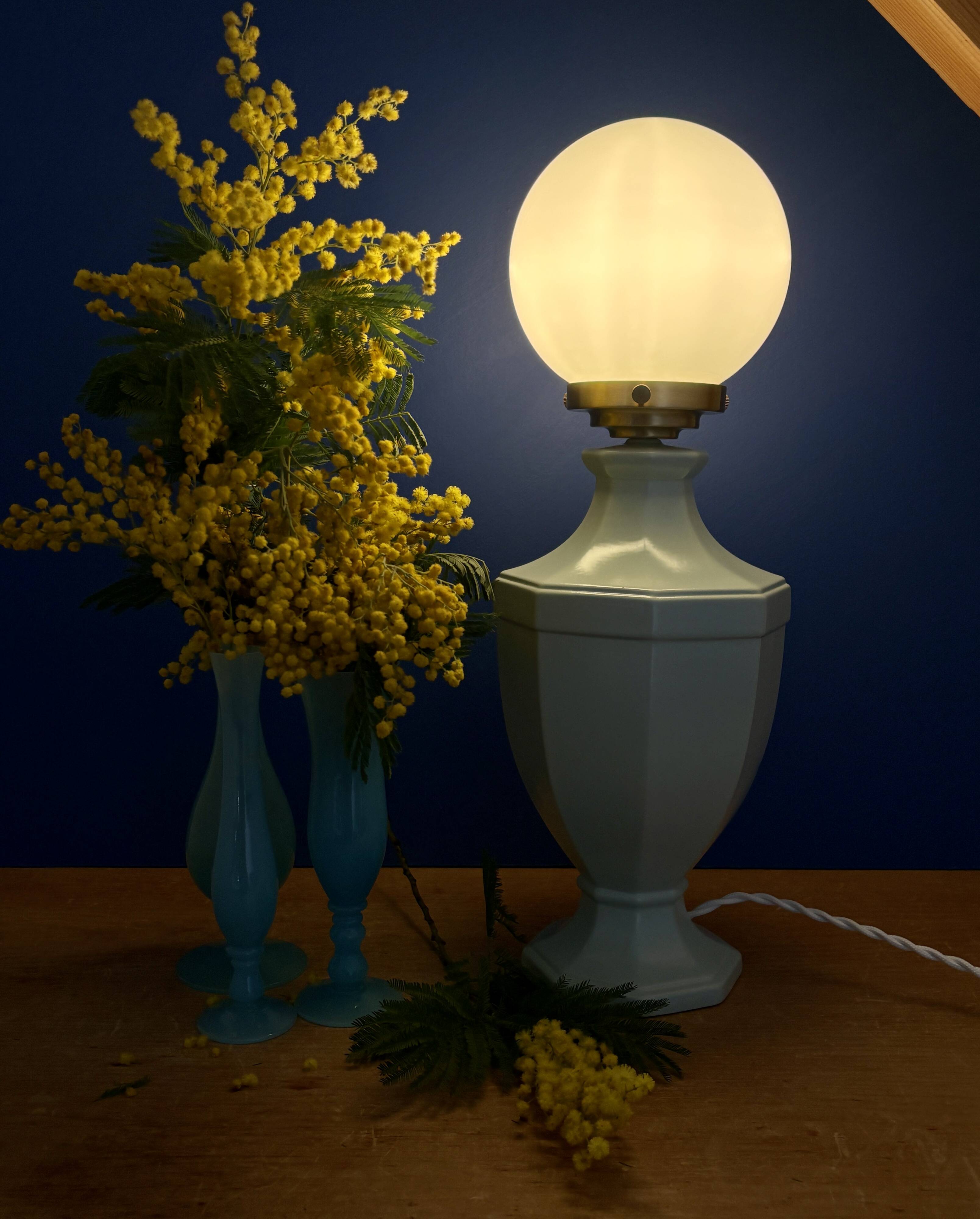 Vintage table lamp in blue ceramic and white opaline.
