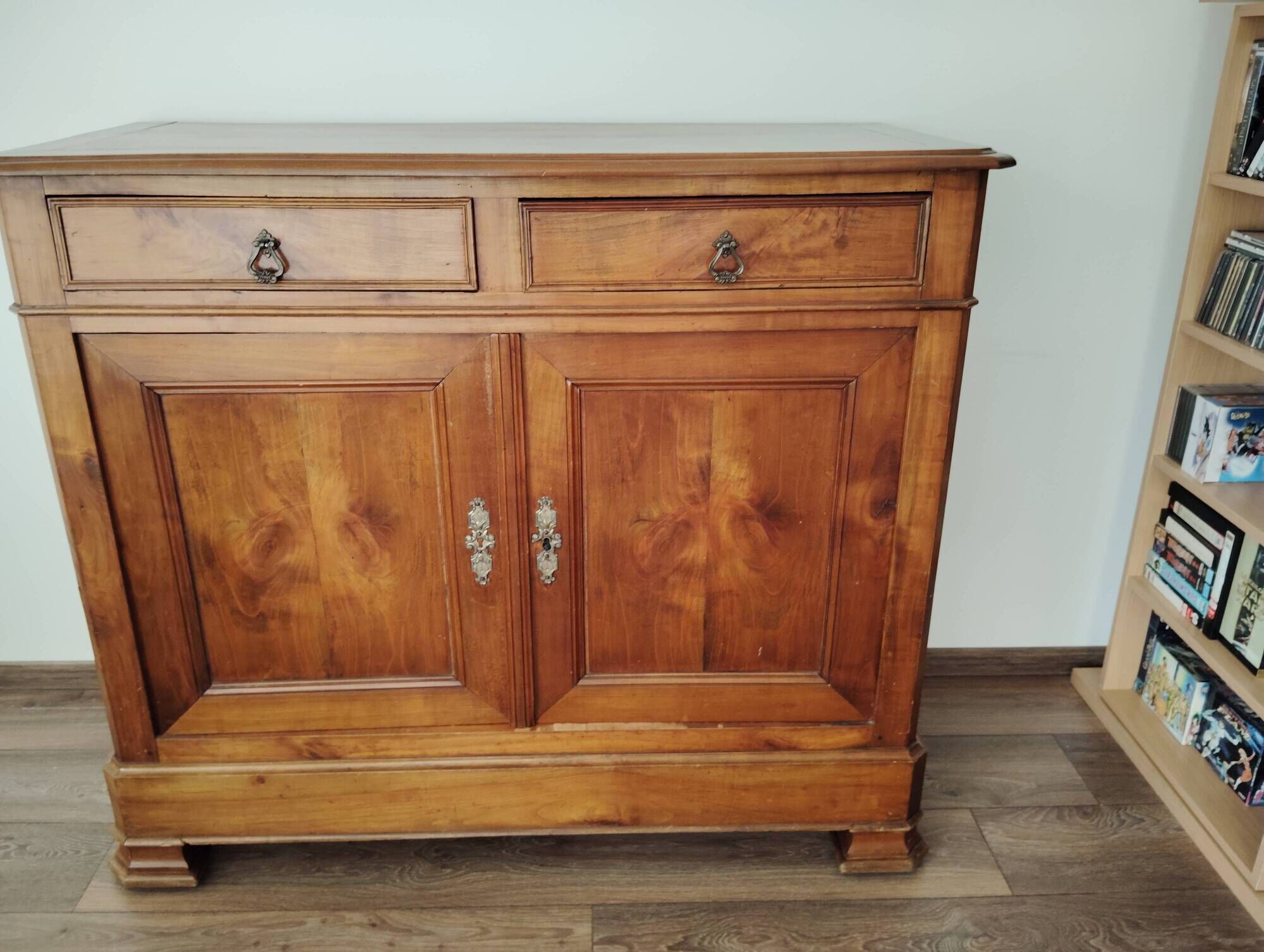 Chest of drawers from the late 1800s in solid cherry wood.