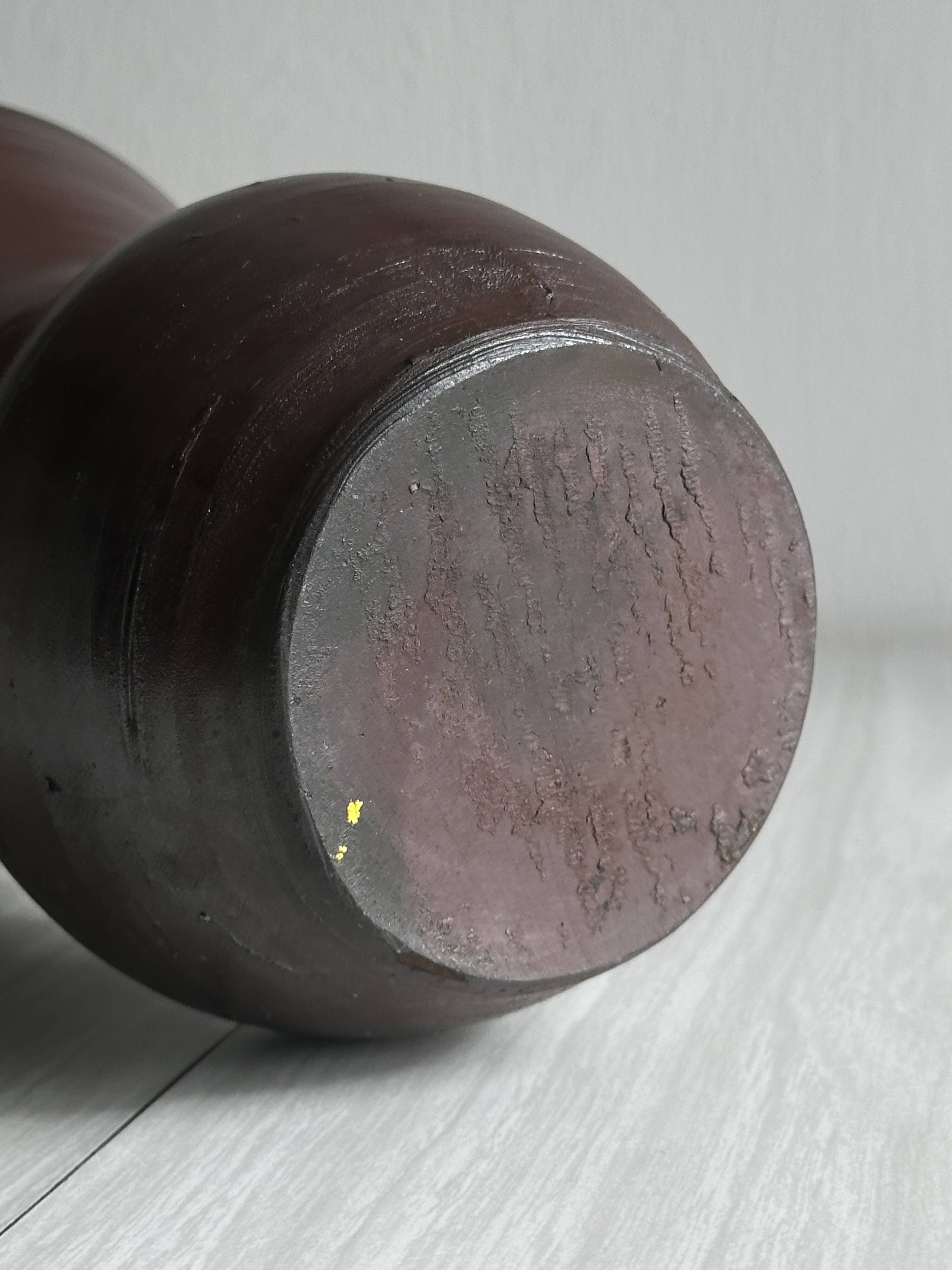 Vase en céramique marron foncé