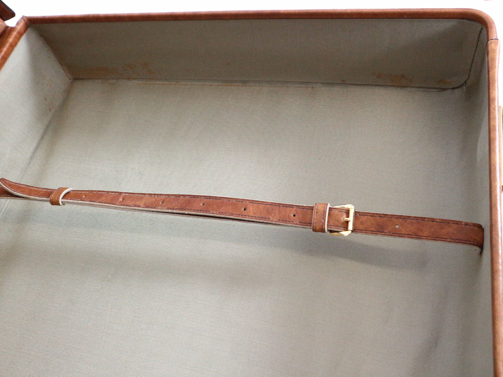 Set three vintage leather suitcases