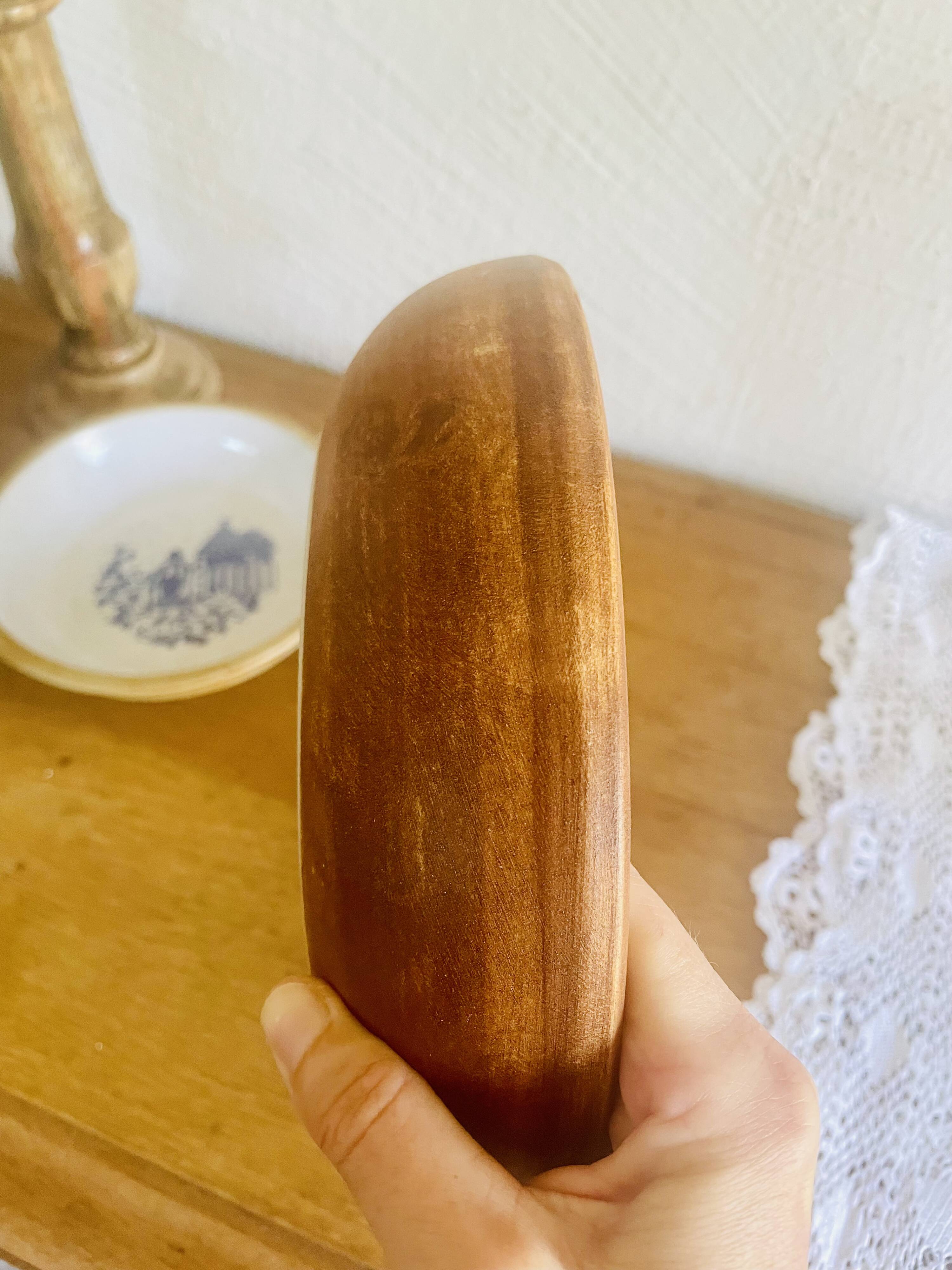 Assiette en grès et émail estampillée
