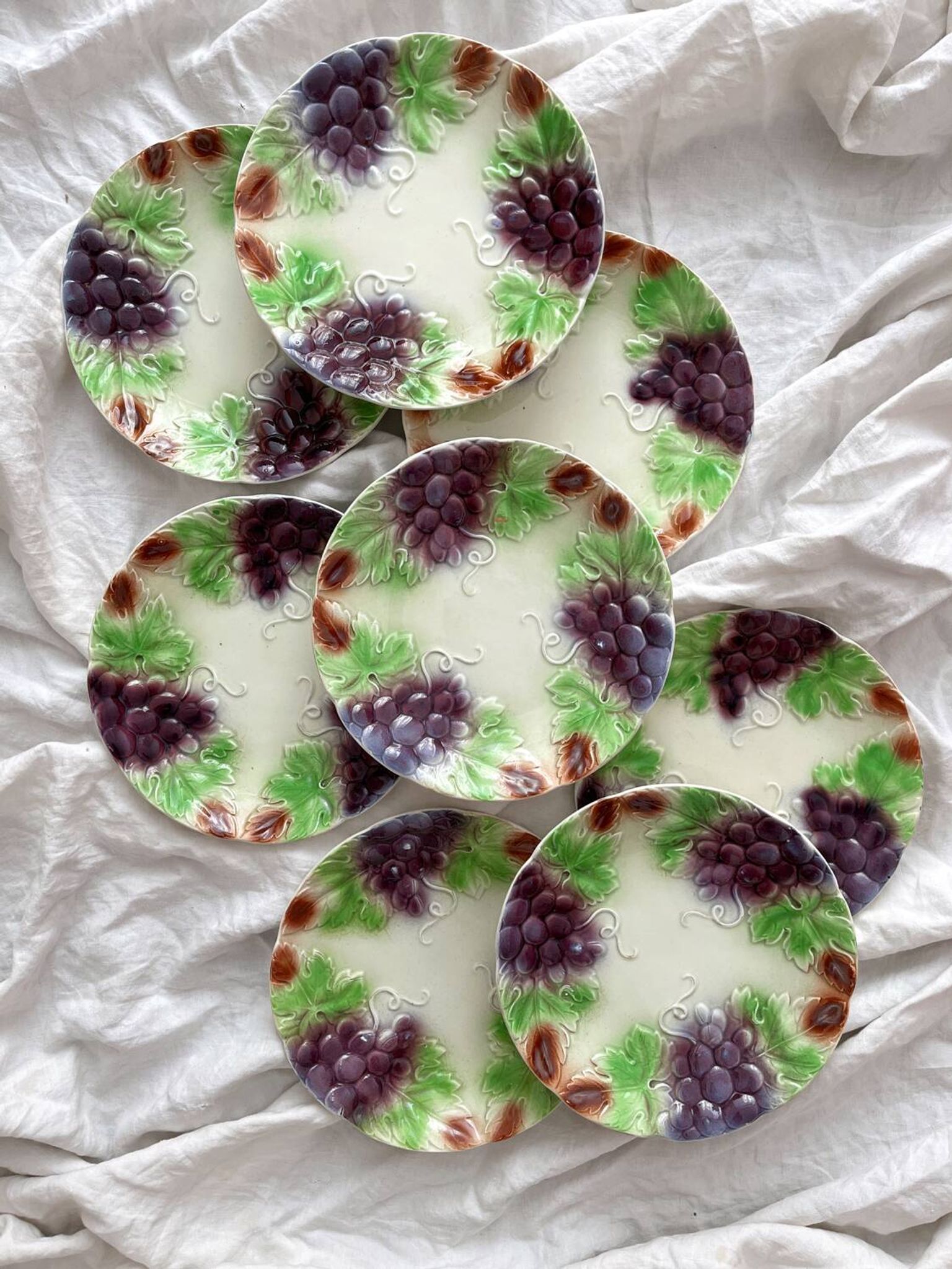 8 assiettes à dessert anciennes faïence en barbotine raisins