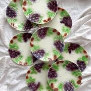 8 assiettes à dessert anciennes faïence en barbotine raisins