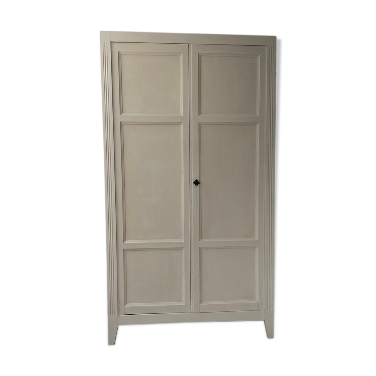 White and green cutter cabinet