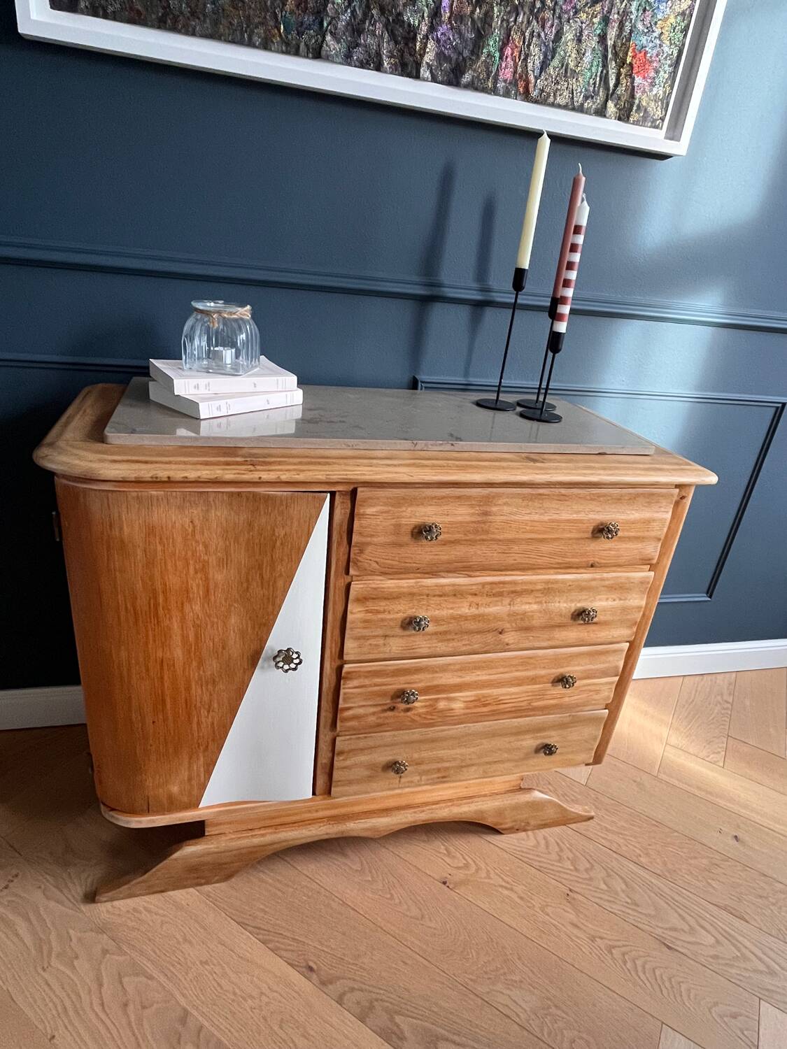 Moustache leg commode