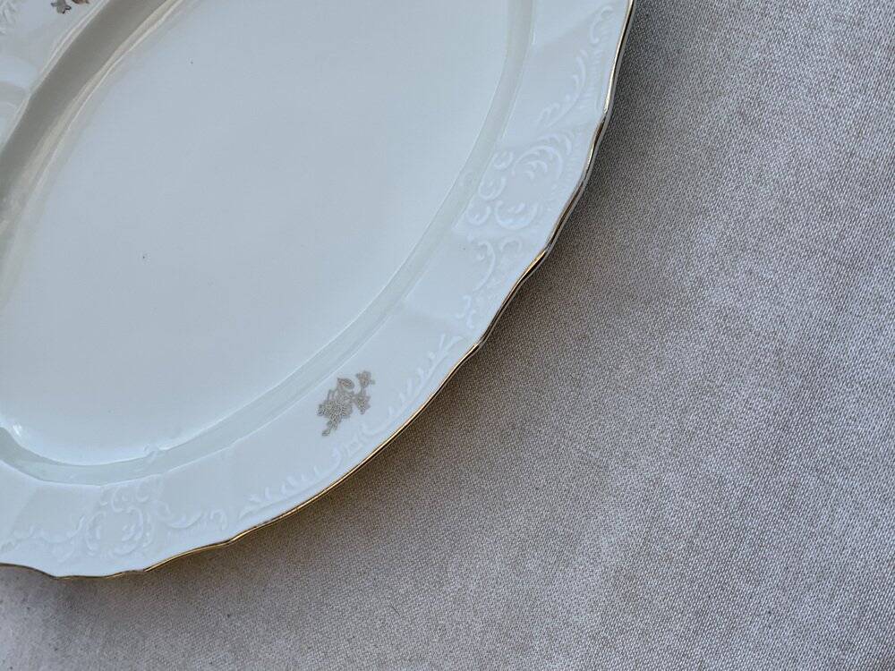 Grand plat de service en porcelaine jaune Bernadotte années 1960, bord doré et relief