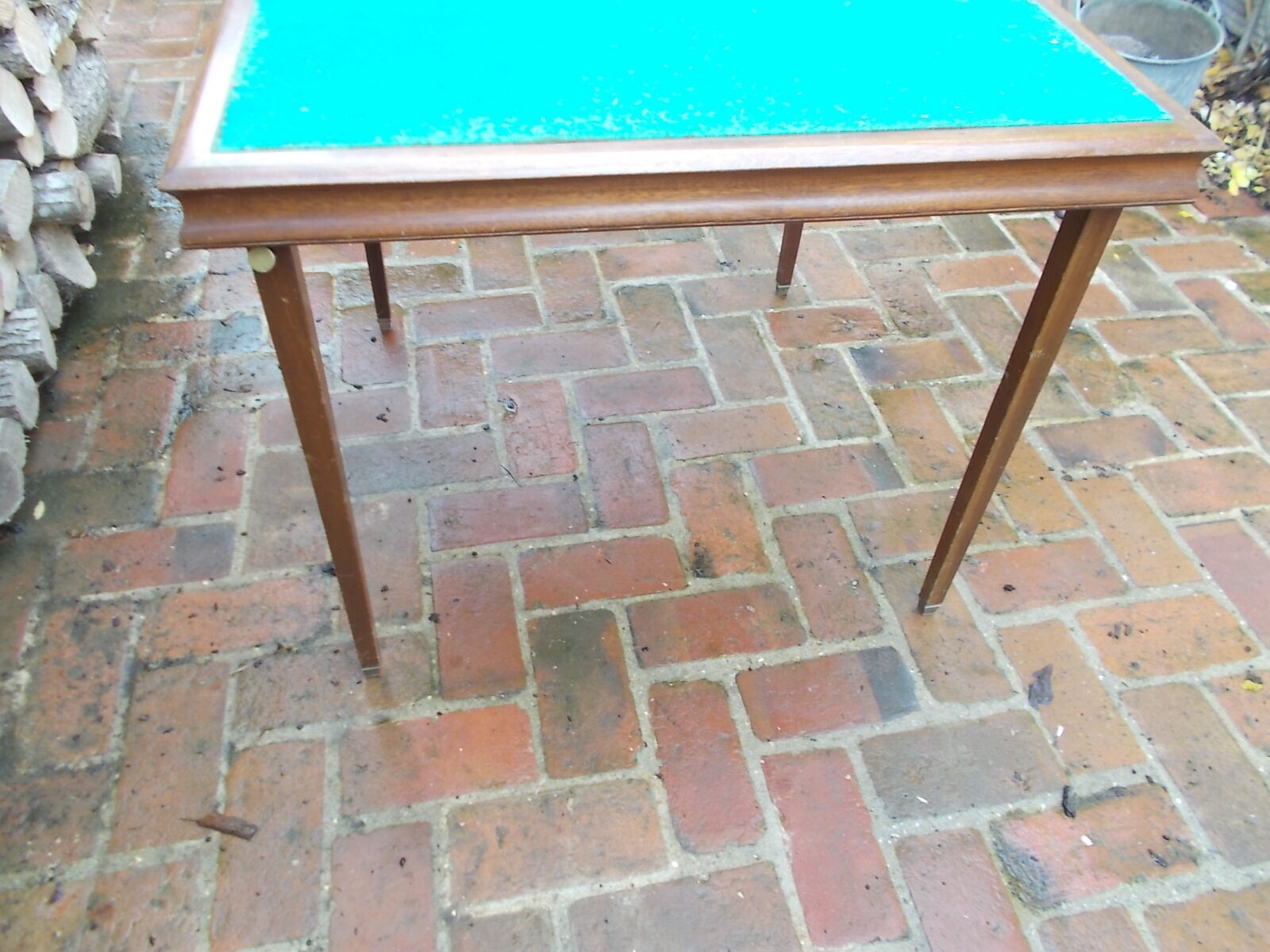 Foldable mahogany playtable