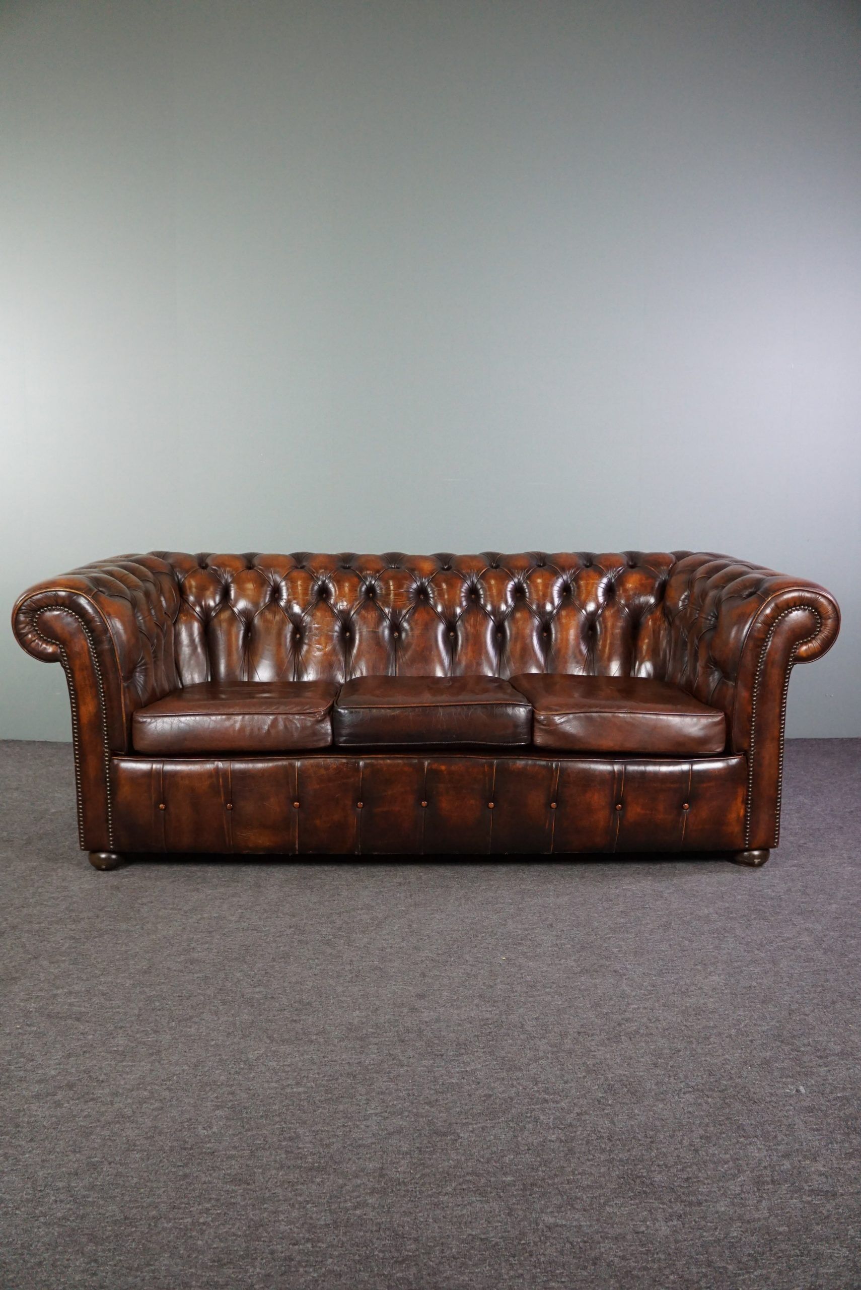 Chesterfield sofa in old cowhide 2.5 seats
