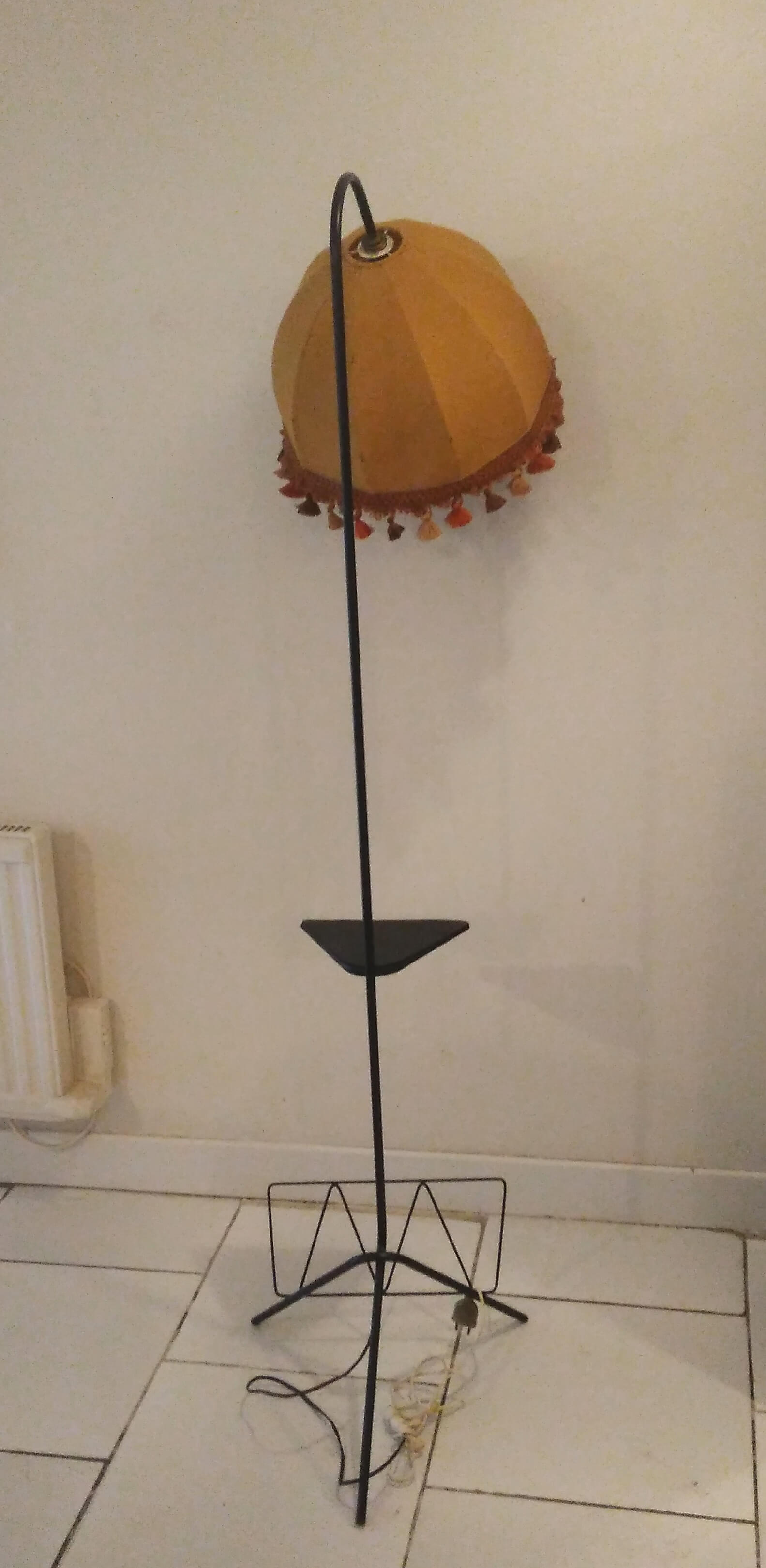 Lampadaire tripode vintage métal noir porte revue et tablette