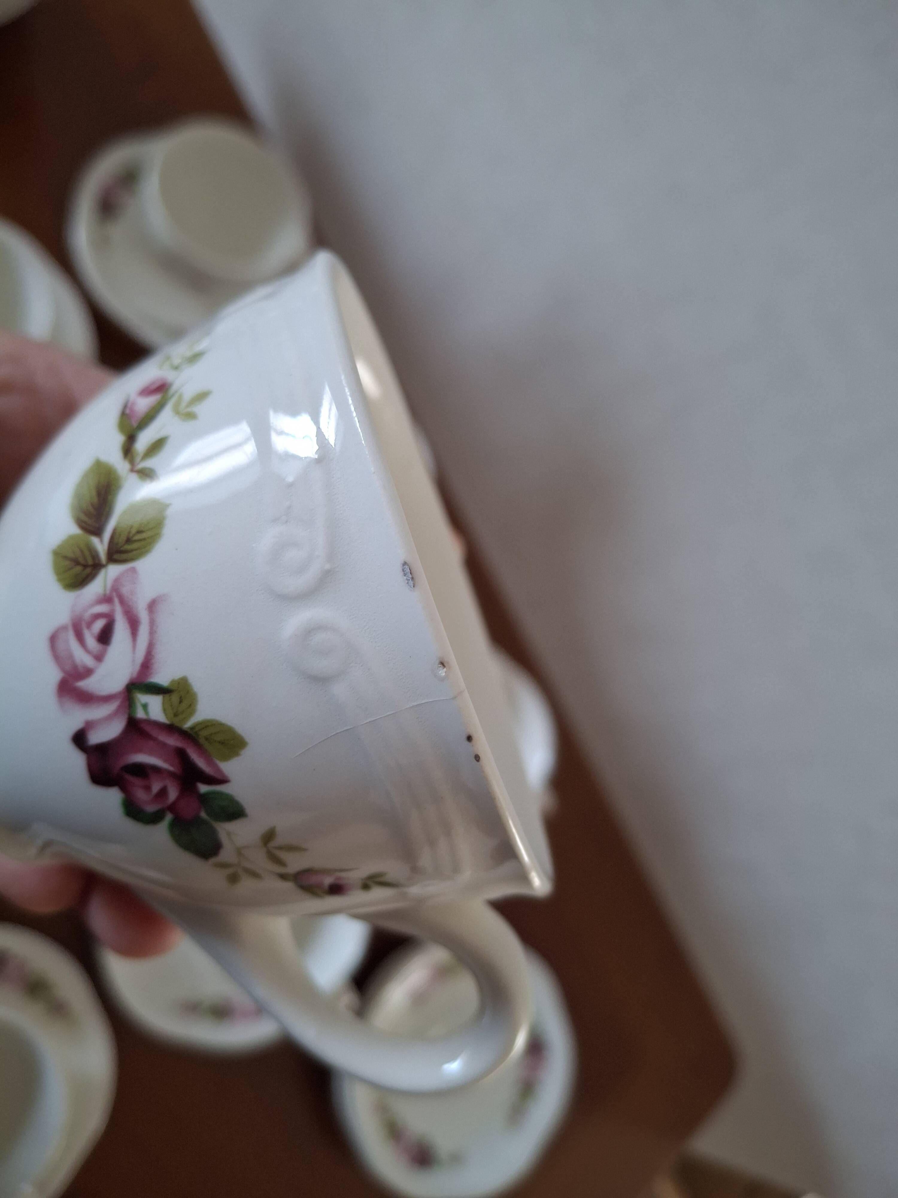 Vintage tableware service in Gien earthenware, "Champs" model with roses – An