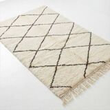 White Berber rug with black diamonds 150x260 cm