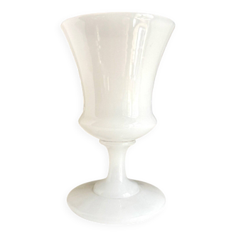 Vase en opaline blanche