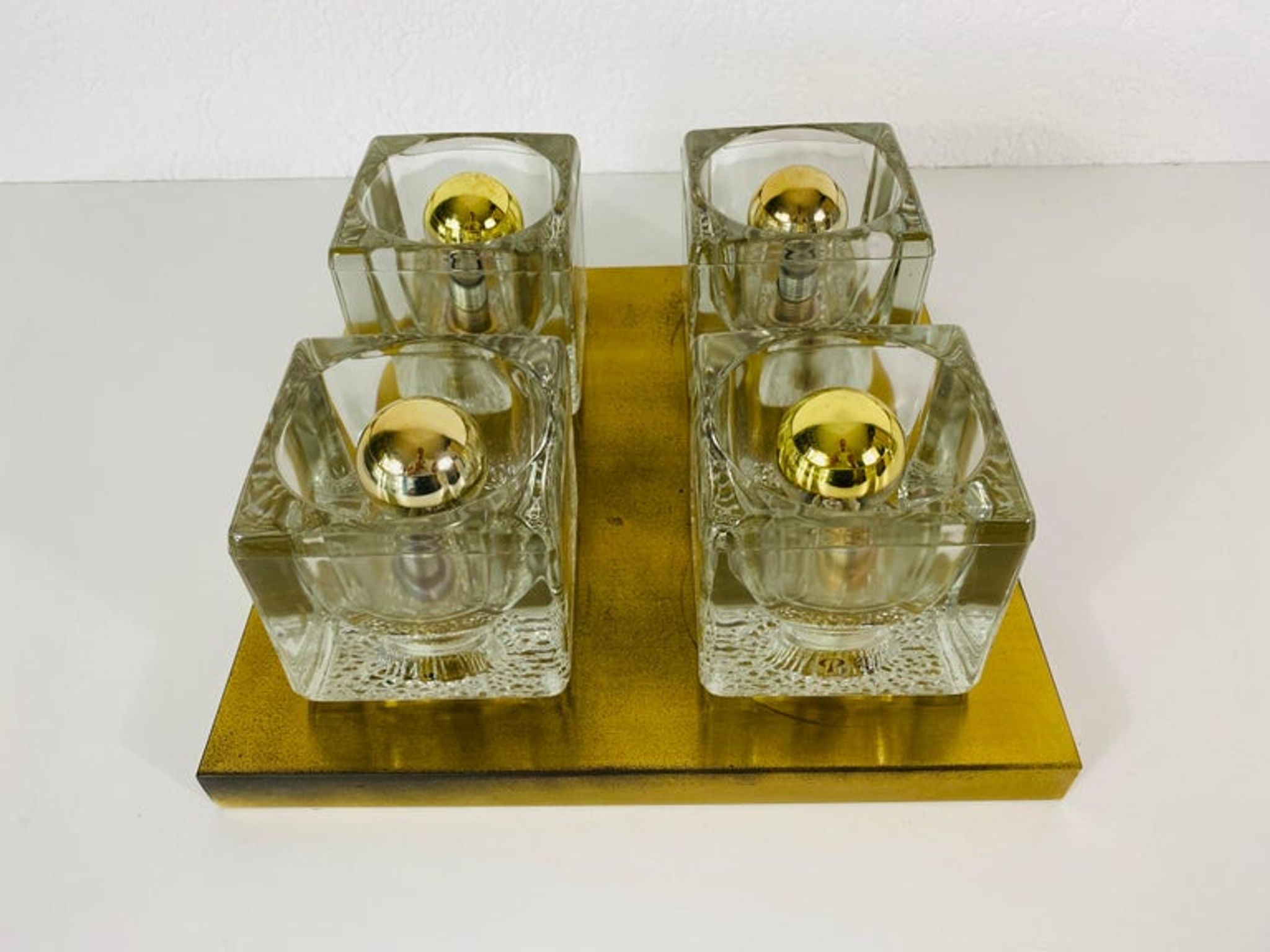 Applique à cube en laiton et verre givré de Peill & Putzler 1970