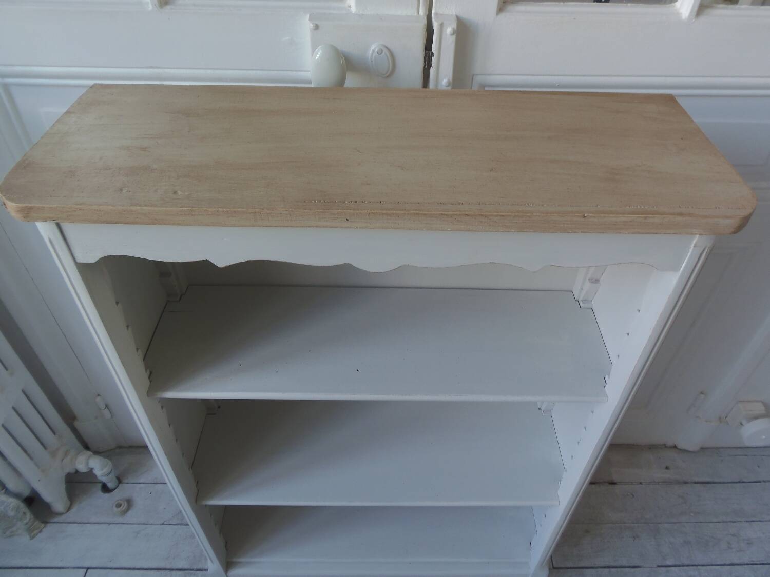 Small bookcase, 2 adjustable pearl gray patinated shelves, wooden top