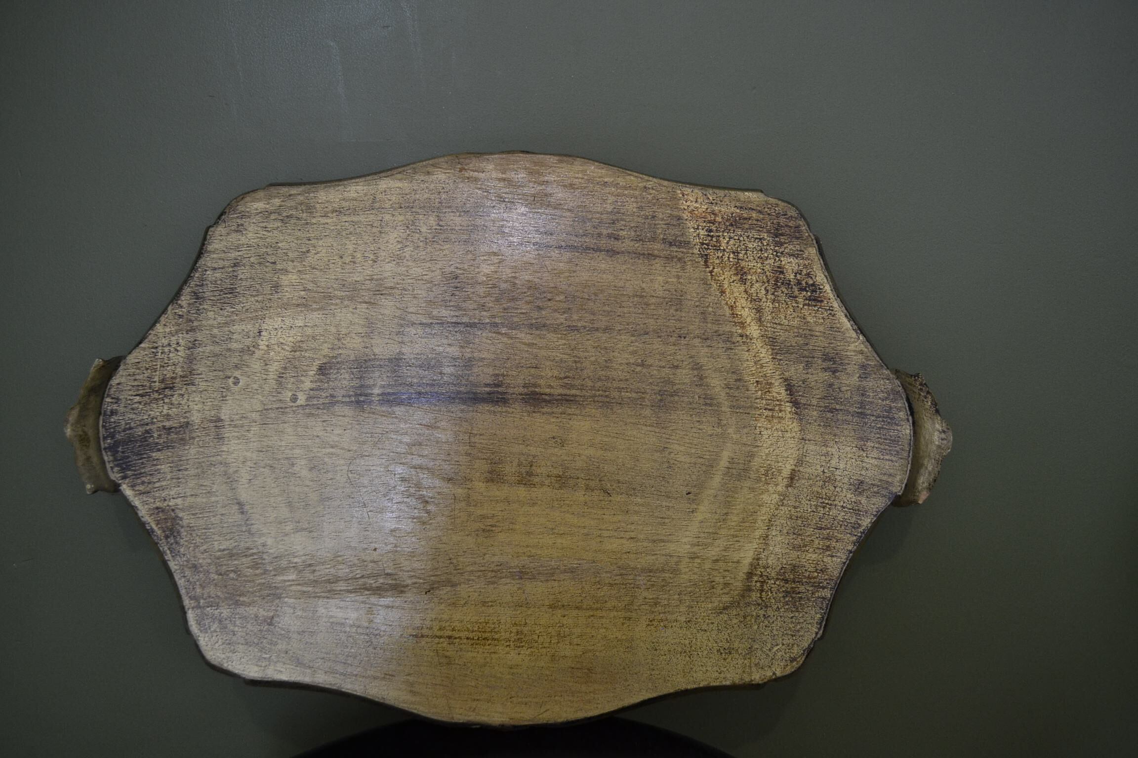 Florentine tray in red and gilded painted wood