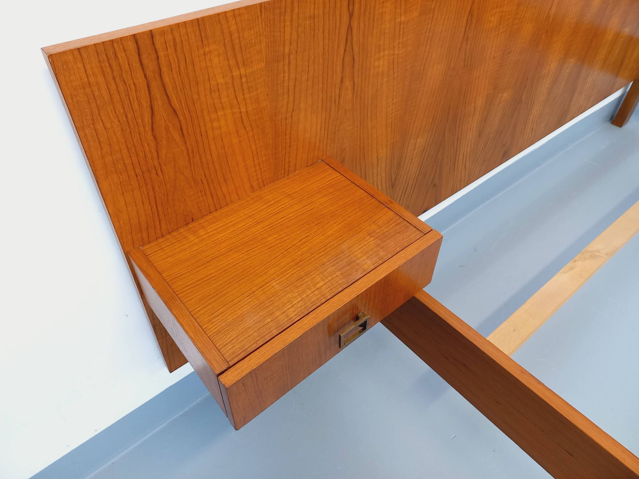 Double bed vintage modernist in teak and black metal from the 1960s with bedside tables.