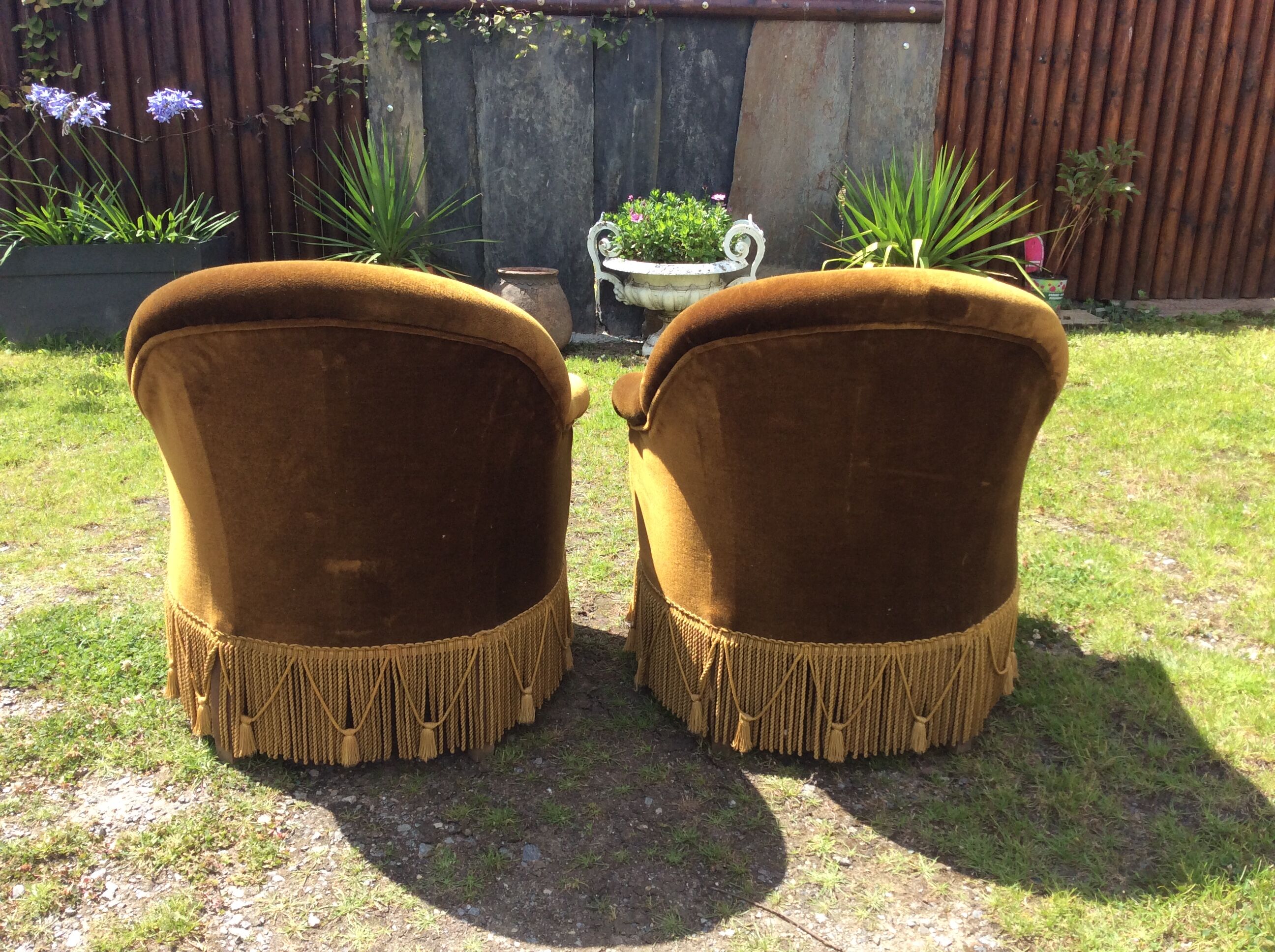 Paire de fauteuils crapauds vintage en velours vert.