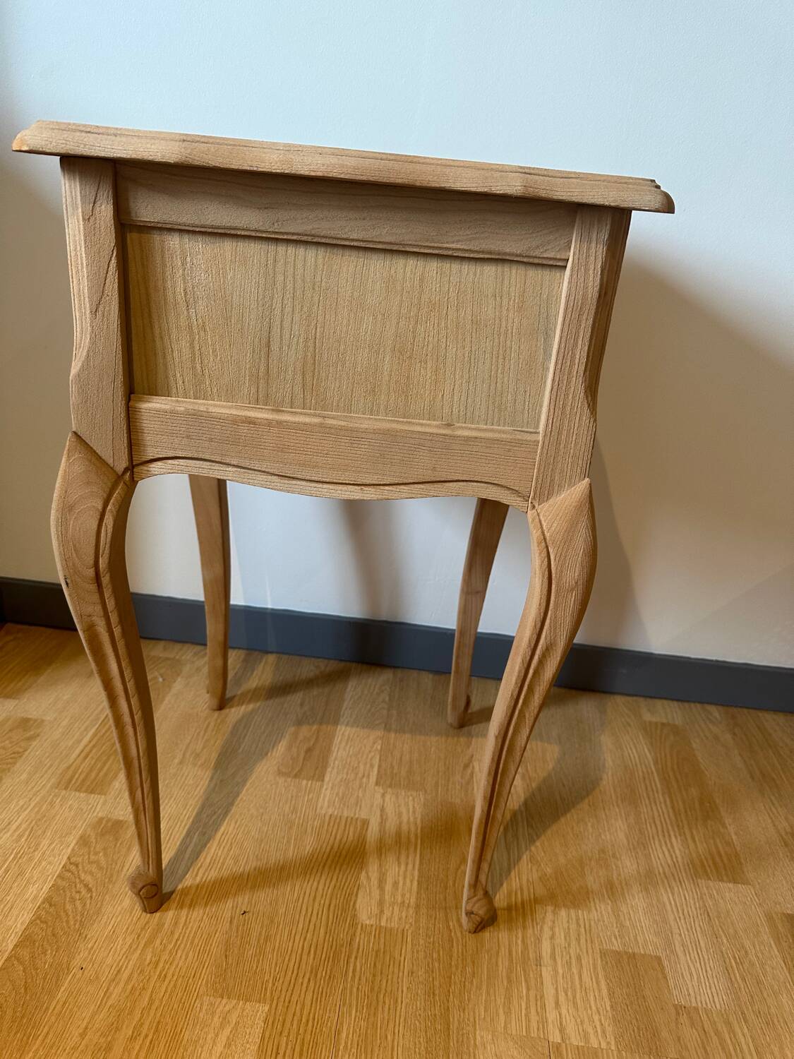 Air-coated bedside table