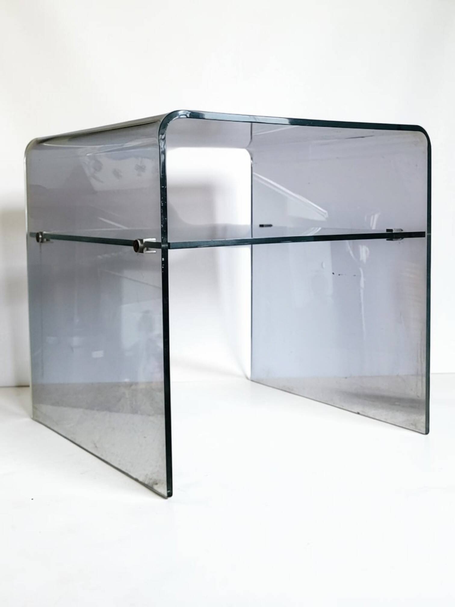 Table de chevet / bout de canapé en plexiglas (lucite) 1970's