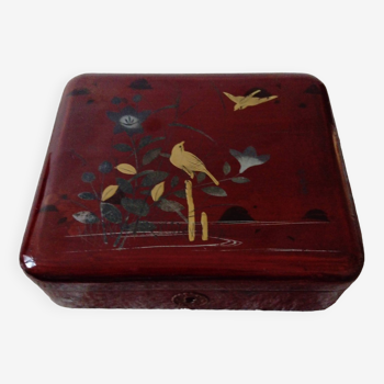 petit coffret/ boîte à bijoux en bois laqué bordeaux à décor d'oiseaux.Chine ,Japon ?