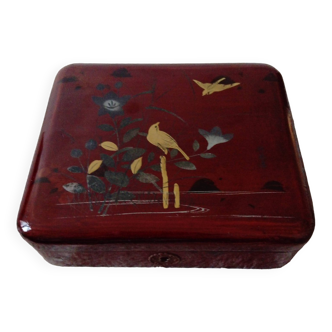 small box/jewelry box in burgundy lacquered wood decorated with birds.China, Japan?