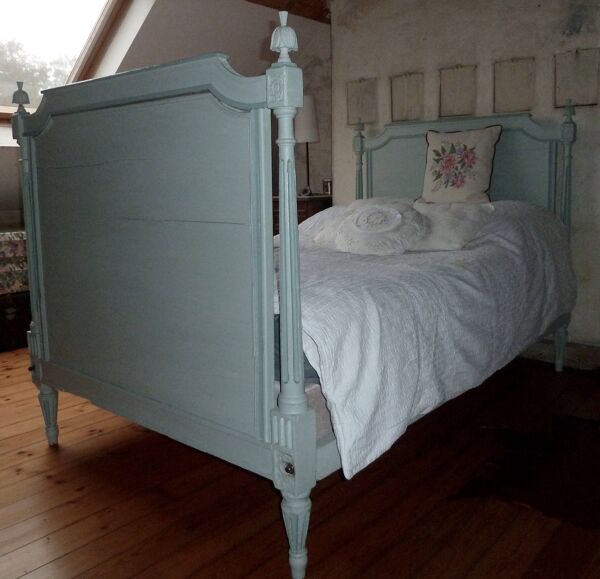 Lit en bois une place - époque Louis XVI