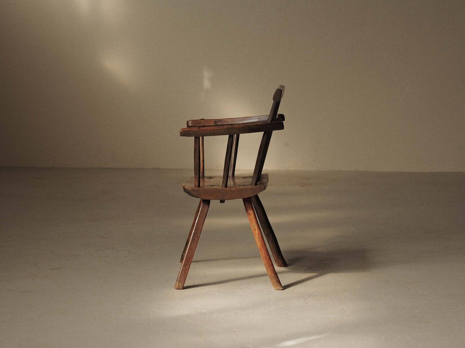 Fauteuil en bois massif, art populaire, Royaume-Uni , XIXᵉ siècle