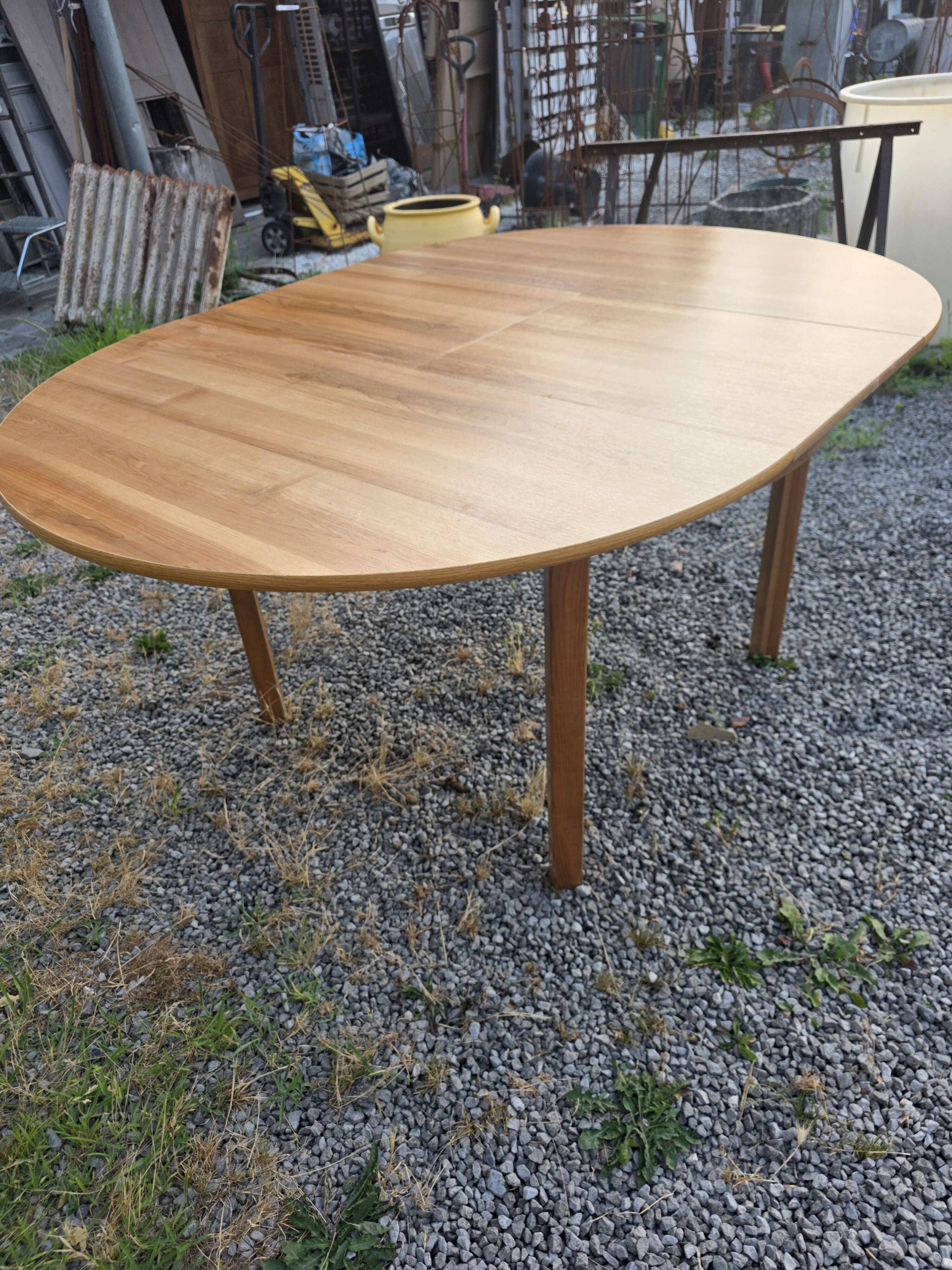 Scandinavian extendable oak table from the 1960s (butterfly extension)