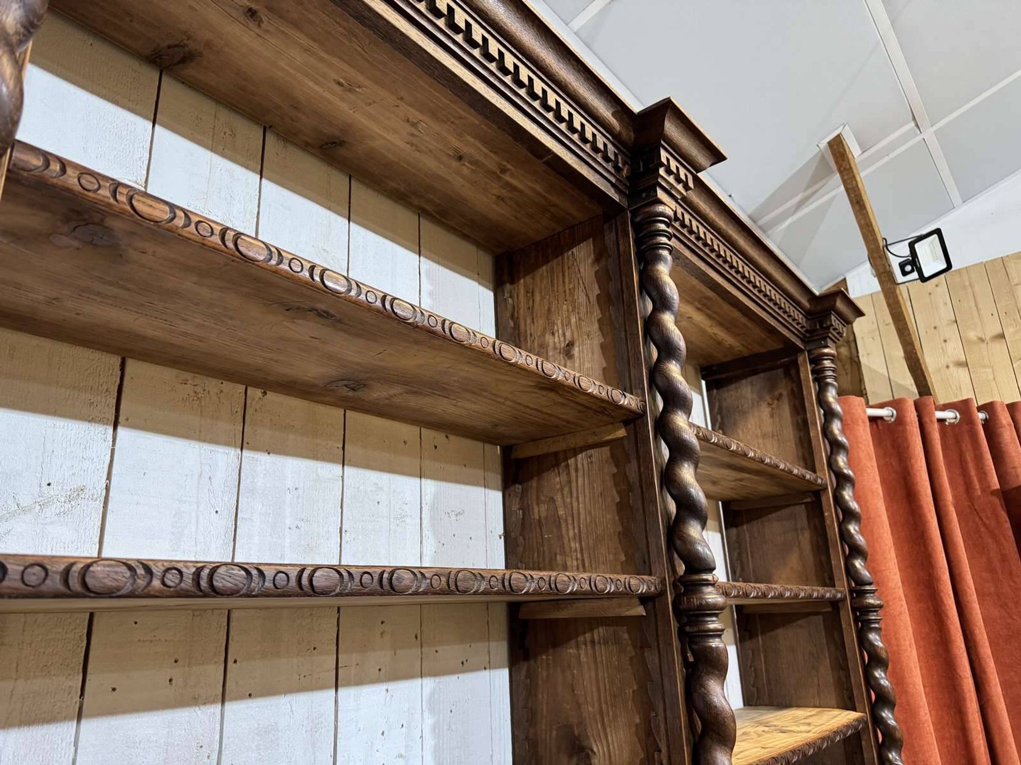 Bibliothèque de boiserie en chêne et sapin début XXème