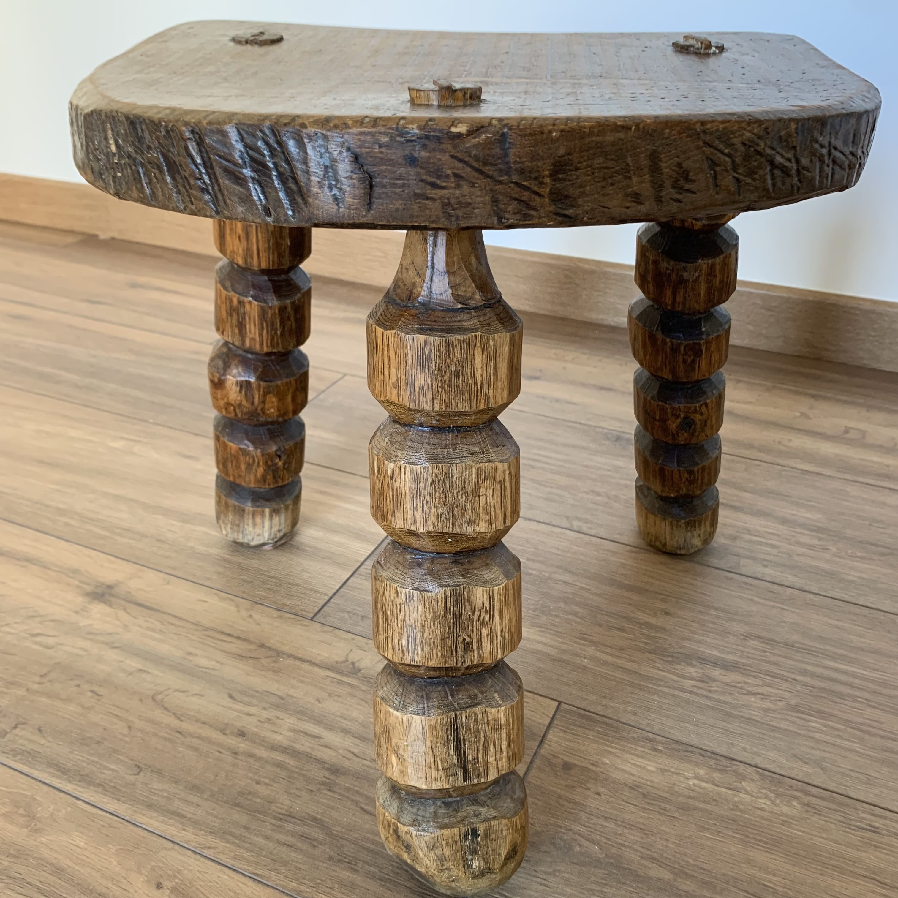 Tabouret tripode pieds taillés