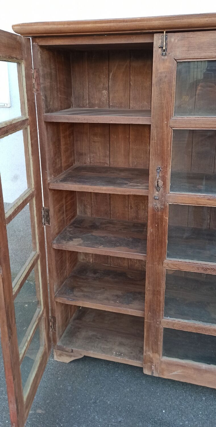 Armoire vitrée en bois