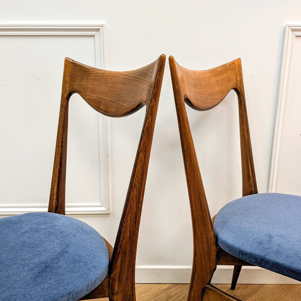 Set of 6 Scandinavian chairs in oak and blue fabric.