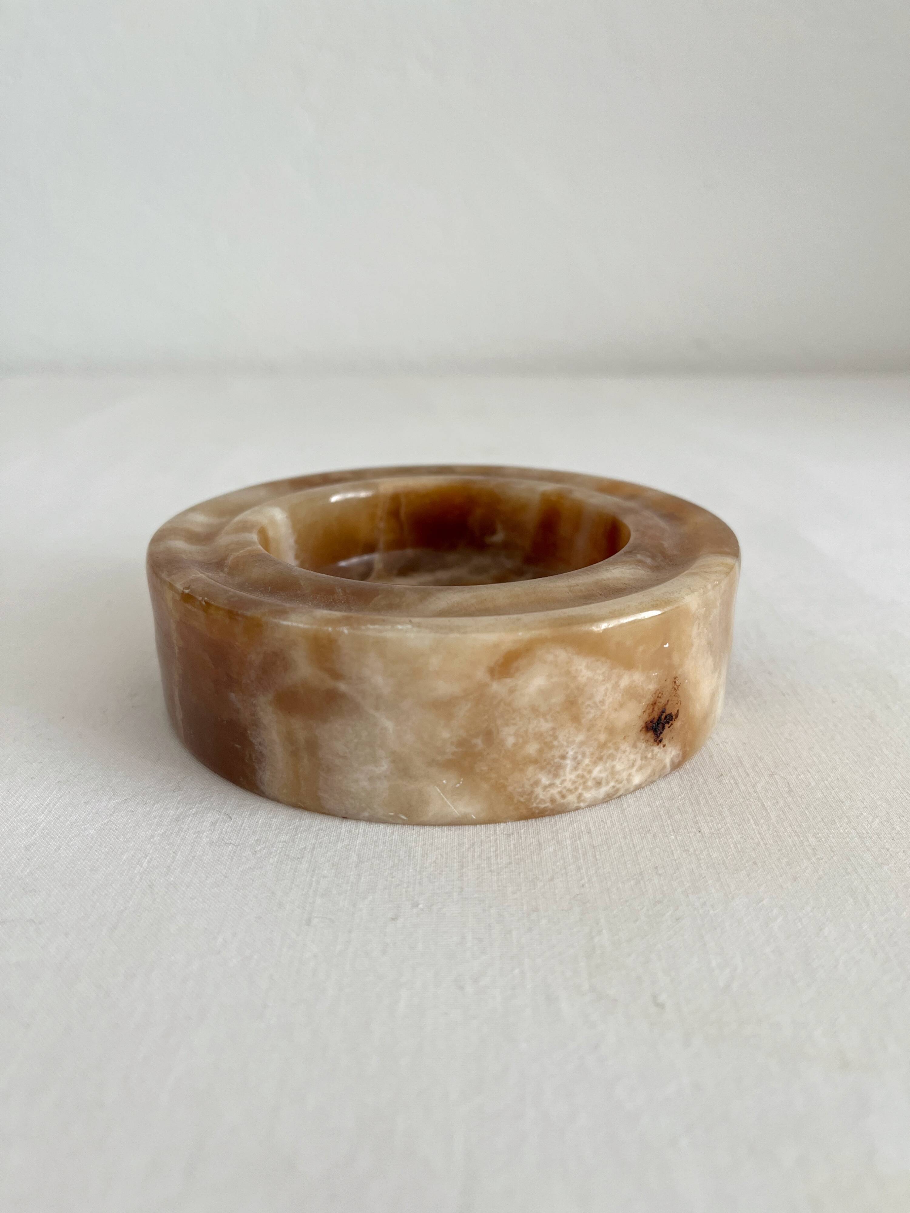 Straight round ashtray in vintage alabaster or onyx