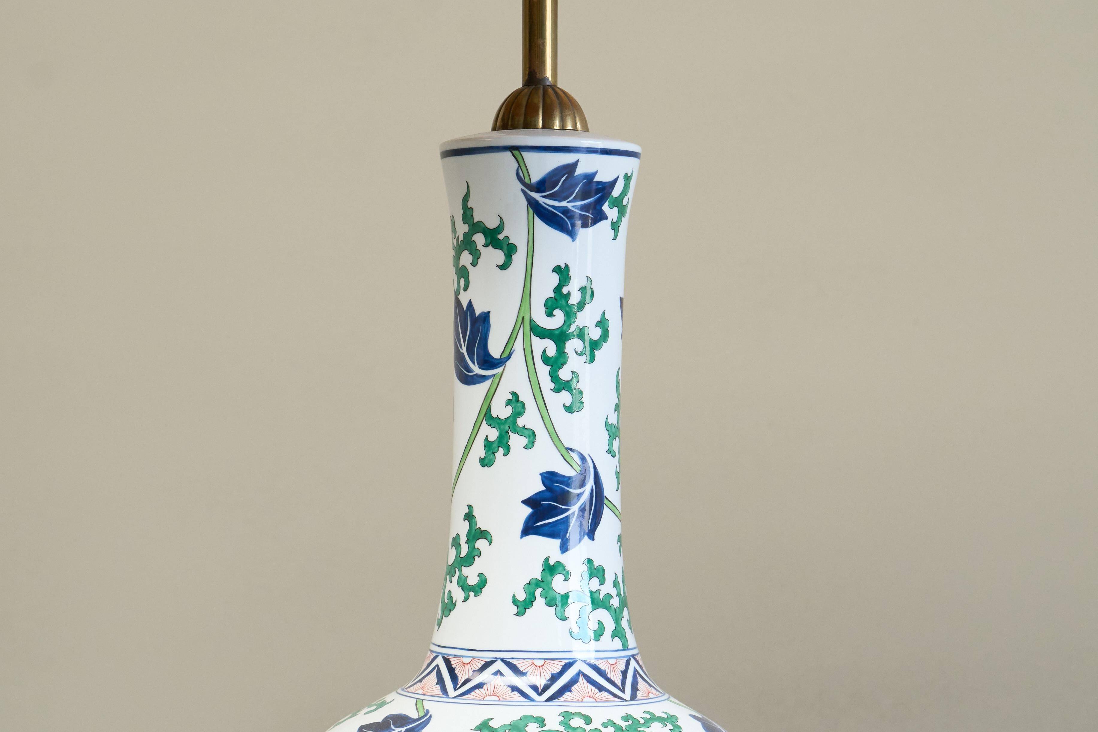 Lampe de table chinoiserie française en porcelaine et laiton, années 1940