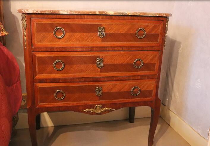 Commode sauteuse ne bois de placage