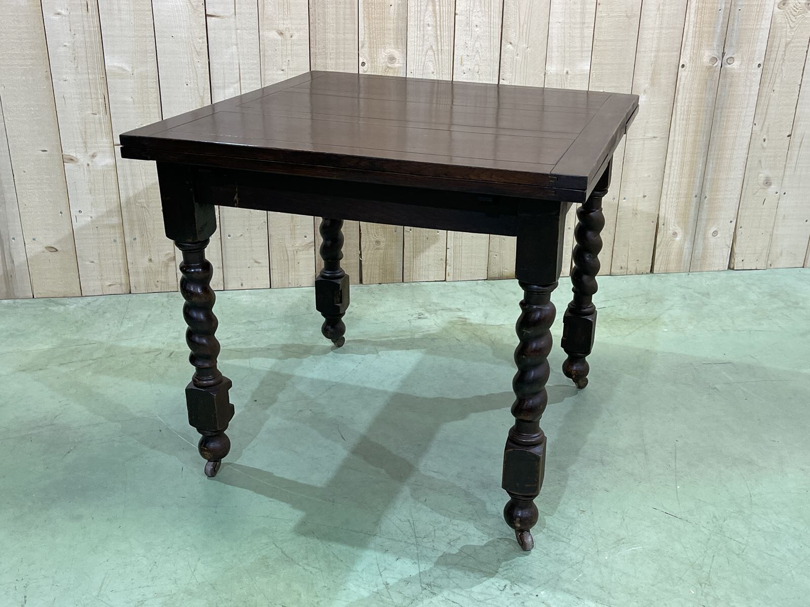English oak table from the 1930s with 2 extensions