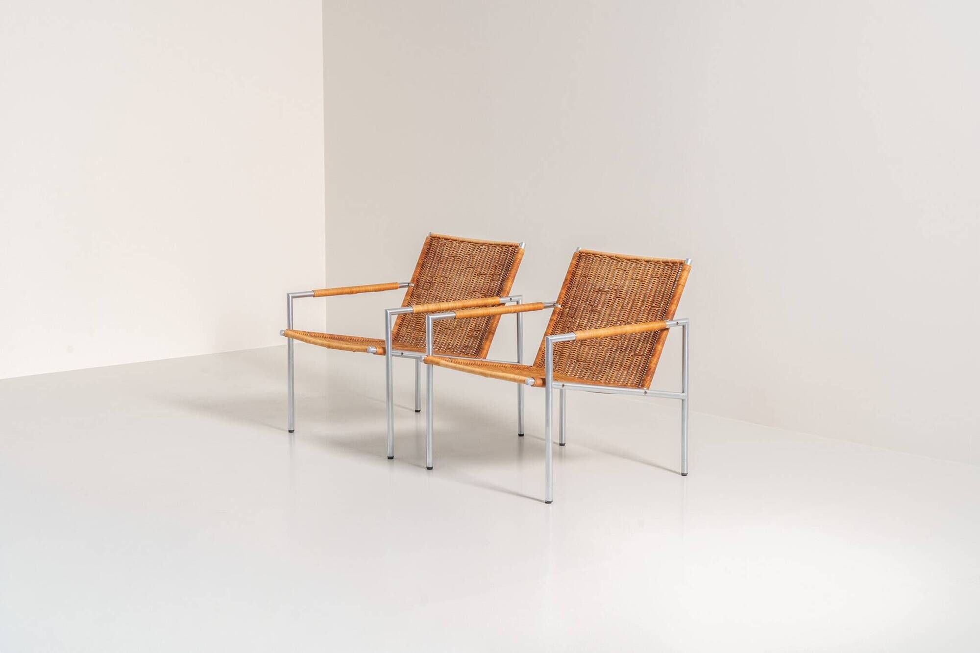 Early pair of modernist “SZ01” arm chairs by Martin Visser for Spectrum