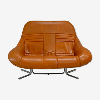 Sofa "space age". Leather, fiberglass, foam, steel. Circa 1970. Orange.
